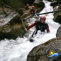 Rutschen und schwimmen im Canyon