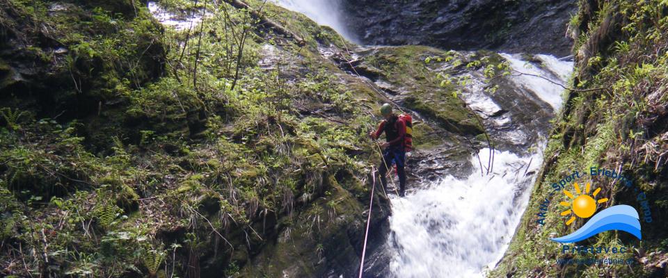 Canyoning rutschen durchs Nadelöhr 