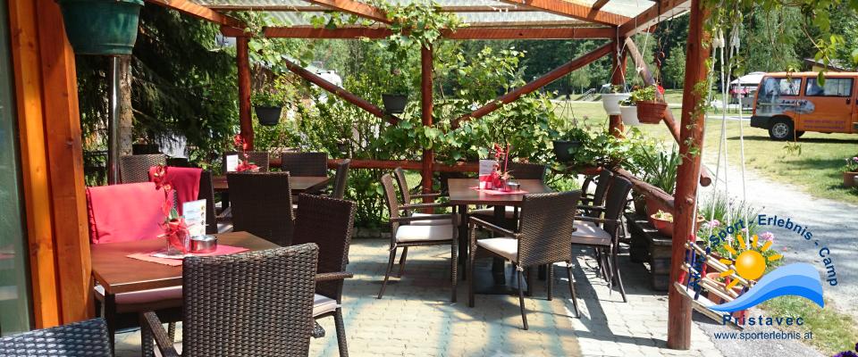 Terrasse mit Blick auf den Campingplatz