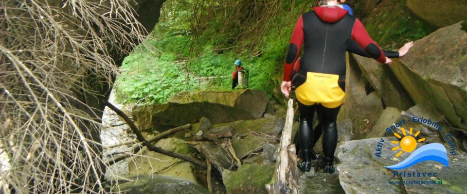 Canyoning eine kurze trocken Phase bevor es wieder ins kühle Nass geht