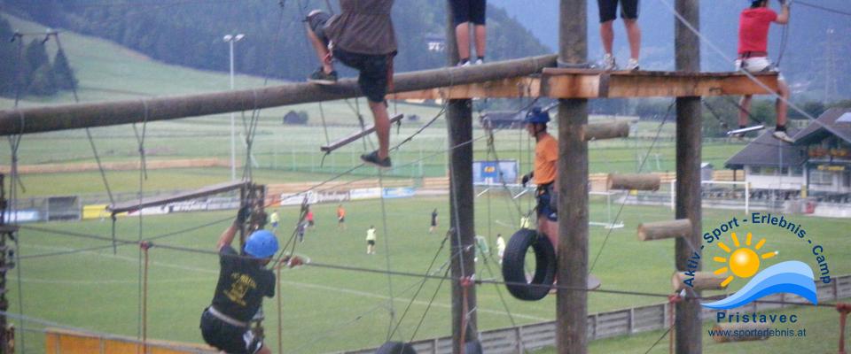 Hochseilgarten mit Blick auf den Fußballplatz