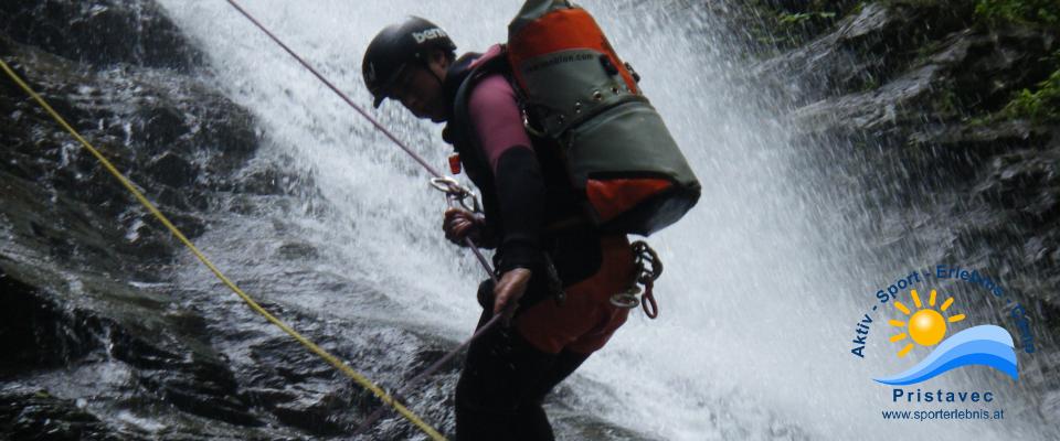 Canyoning abseilen am 35m Wasserfall