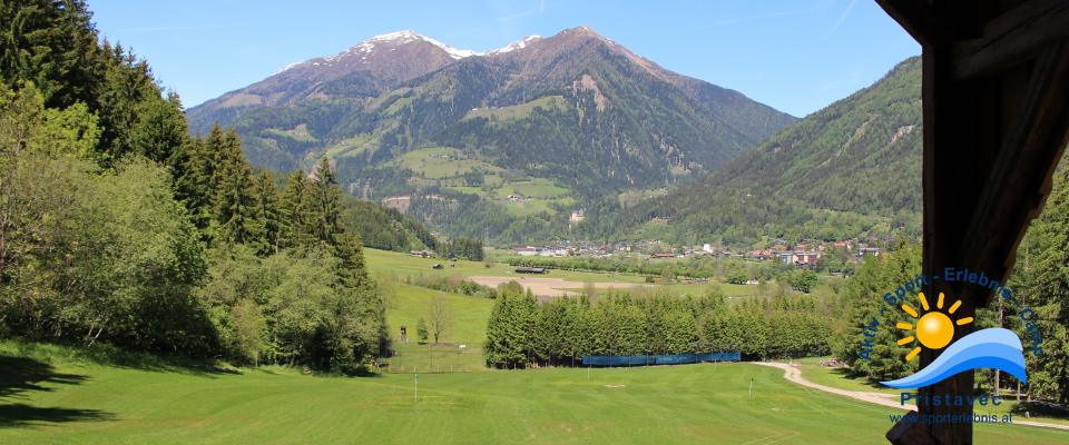 Driving Range Blick von oben auf die Burg Groppenstein