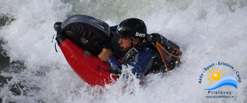 in den Wellen surfen