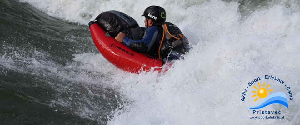 Surfen und in den Wellen reiten 