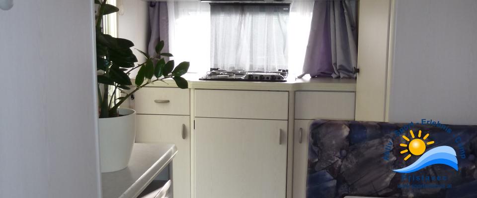 Küche mit Sitzecke im Wohnwagen klein